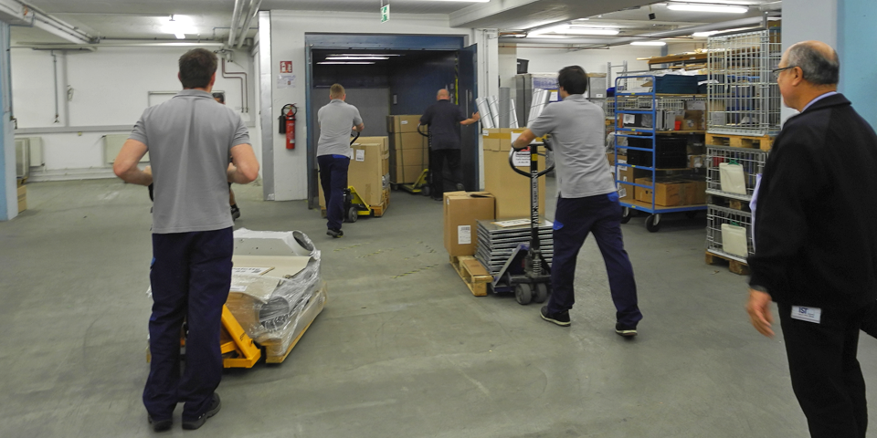 Evakuierung von gefährdeten Güter bei einer betrieblichen Hochwasserübung Evakuierung von gefährdeten Güter bei einer betrieblichen Hochwasserübung