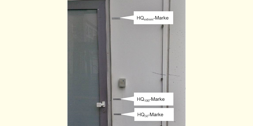 Hochwassermarken kennzeichnen den Wasserstand bei einem HQ50, HQ100 und HQextrem