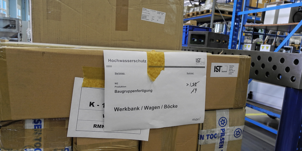 Plaketten zeigen an, wohin gefährdete Güter evakuiert werden und was dazu notwendig ist Plaketten zeigen an, wohin gefährdete Güter evakuiert werden und was dazu notwendig ist