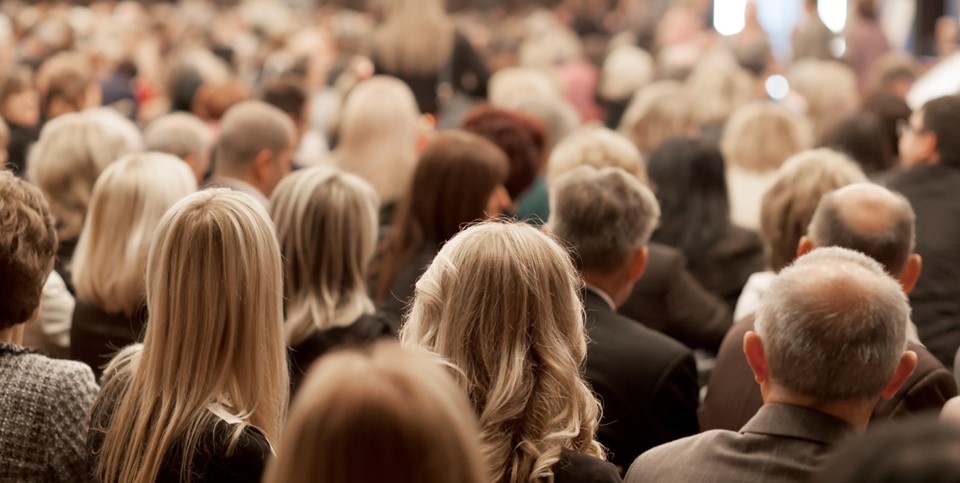 Menschen in einem Saal