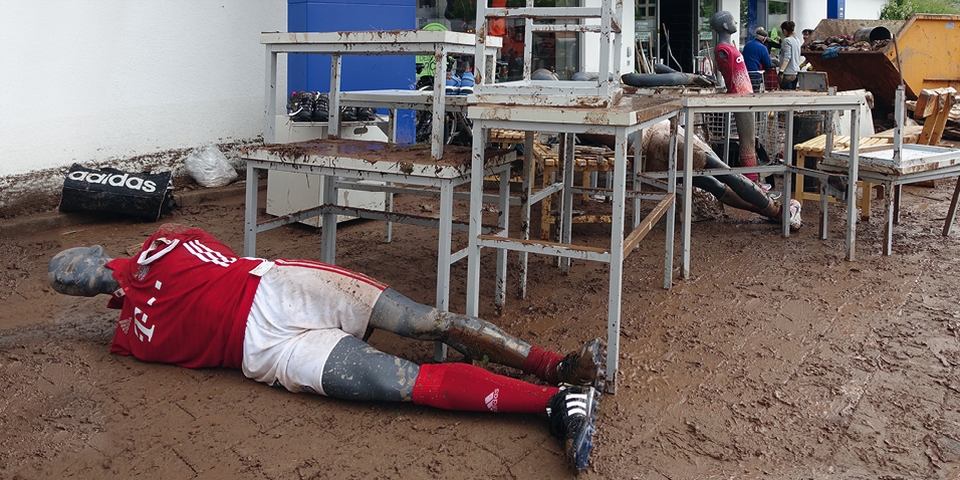Verschmutzte Ladeneinrichtung nach einem Hochwasser