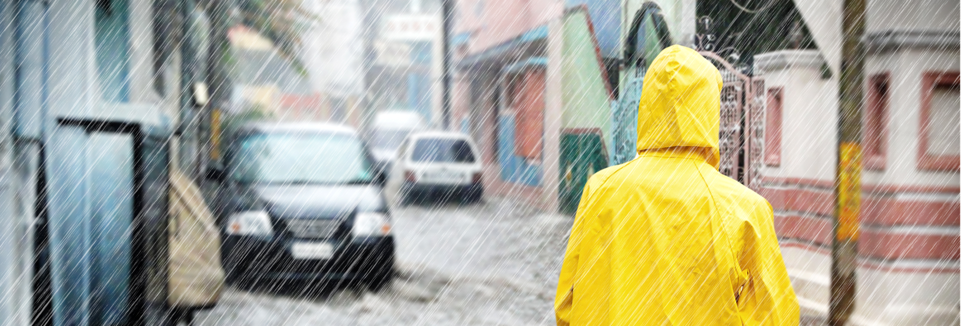 Frau im Regenmantel bei Hochwasser