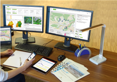 Frau bedient internetbasiertes Flut-Informations- und Warnsystem (FLIWAS)