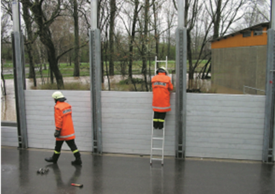 Feuerwehr beim Aufbau einer Hochwasserschutzwand