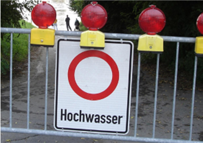 Sperrgitter mit Hochwasser-Warnschild 