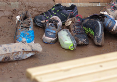 Verschmutzter Hausrat nach einem Hochwasser 