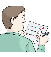 Jemand prüft etwas und macht Haken an die Punkte, die schon erledigt sind