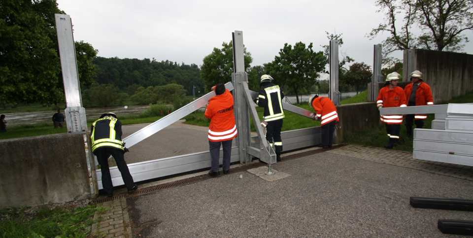 Aufbau der mobilen Wände / Hochwassertore zum Verschluss der Damm-Durchlässe in der Holzstraße im Jahr 2013