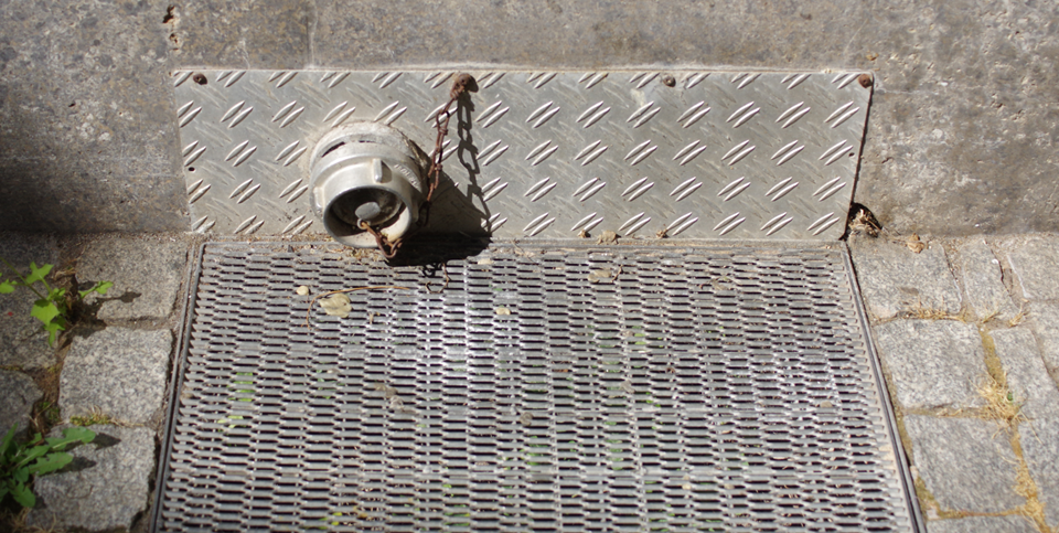 Anschluss für einen Feuerwehrschlauch zum Auspumpen eines Kellers 