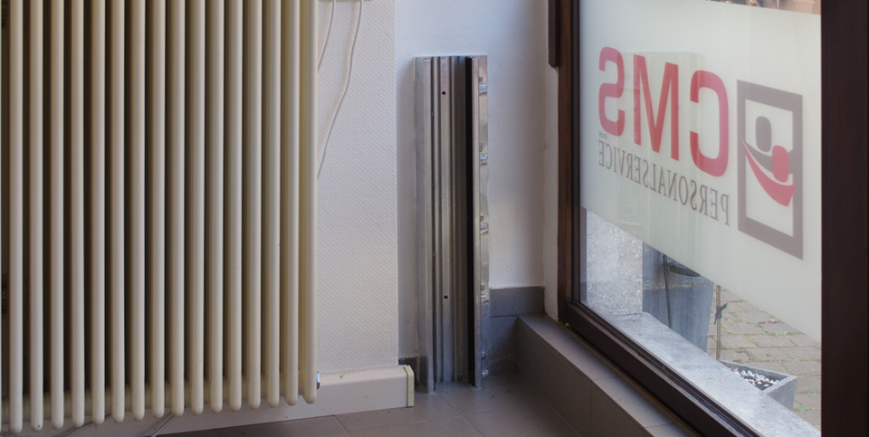 Höher gelegte Steckdosen und U-Profil im Innenraum. 